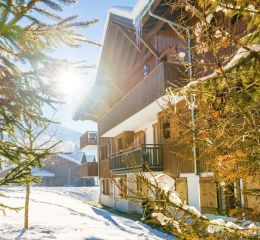 Extérieur des chalets enneigés aux Fermes de Samoëns by Ateya Vacances