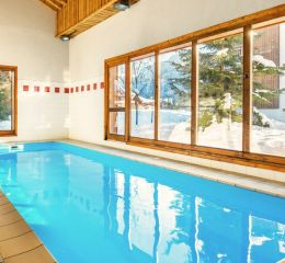 Piscine intérire chauffée avec vue neige à la résidence Les Fermes de Samoens