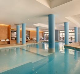 Piscine intérieure chauffée de la résidence Les Chalets du Verdon à la Foux d'Allos