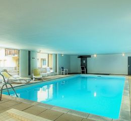 Heated indoor swimming pool at the L'Ours Blanc residence