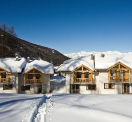 Overview of La Combe d'Or residence in Les Orres 1800 under the snow