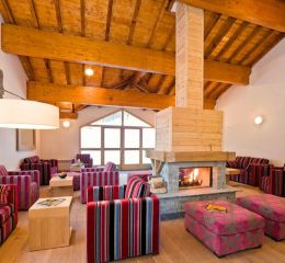 Reception of La Cobe d'Or residence in Les Orres 1800 with fireplace