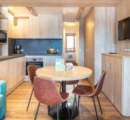 Pièce à vivre d'un studio moderne dans la résidence Le Beauregard à Doucy