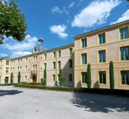 Façade du Château des Gipières, résidence de tourismes à Montbrun-les-Bains