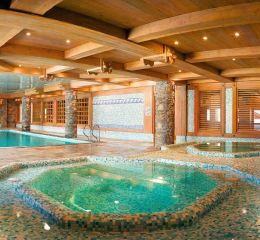 Spa avec piscine intérieure et jacuzzi de la résidence Le Hameau du Beaufortain aux Saisies