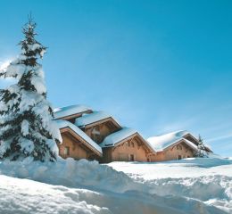 Chalets enneigés de la résidence Le Hameau du Beaufortain aux Saisies en hiver