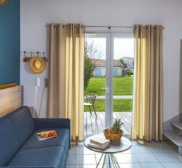 Salon des maisons 1 pièce pour 2 personnes avec climatisation dans la résidence du Domaine du Golf près de Montpellier