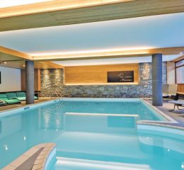 Belle piscine intérieure chauffée dans la résidence Les Chalets d’Emeraude aux Saisies