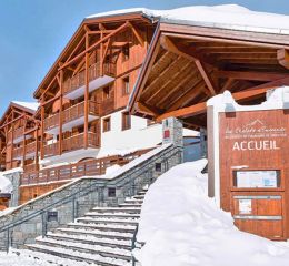 Devanture de la résidence Les Chalets d’Emeraude aux Saisies sous la neige