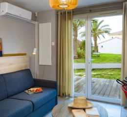Living room of 1-bedroom houses for 2 people with air conditioning at Domaine du Golf residence near Montpellier