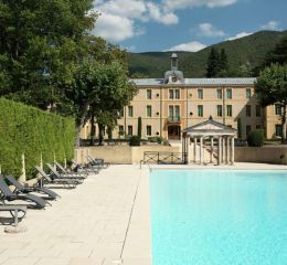 Vue piscine avec transats à la Résidence le Château des Gipières - Montbrun les Bains dan sla Drôme
