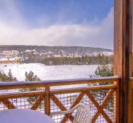 Vue d’un balcon d’un appartement de la résidence Pyrénées 2000 sous la neige