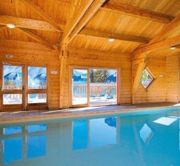Piscine intérieure chauffée avec ossature en bois au sein de la résidence L’Orée des Pistes
