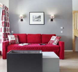 Salon avec canapé dans un appartement de la résidence Aquisana
