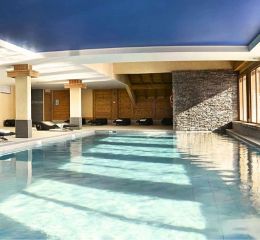 Piscine intérieure chauffée à la résidence Le village de Lessy