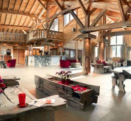 Reception with lounge area and sofa at the Le Village de Lessy residence