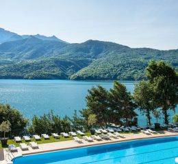 Belle piscine de l’écrin du lac de Chorges avec vue sur le lac