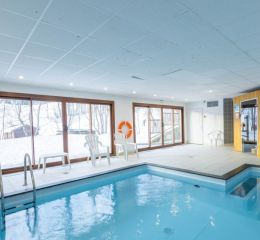 Piscine intérieure dans la résidence Les Bottières avec vue sur les montagnes enneigées