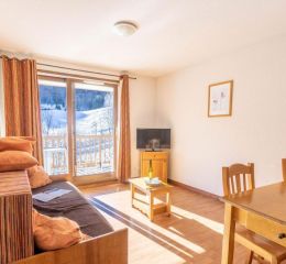 Salon cosy avec canapé-lit et télévision d’un appartement de la résidence Les Bottières à Saint-Pancrace