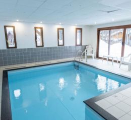 Heated indoor pool at the Résidence Les Bottières
