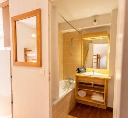 Bathroom with bathtub in an apartment in the Les Bottières residence in Saint-Pancrace