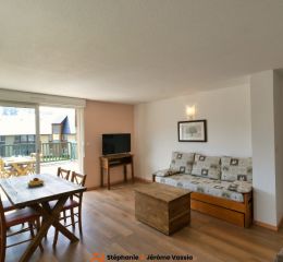 Living area with mountain view in an apartment at the Résidence Les Adrets de Peyragudes