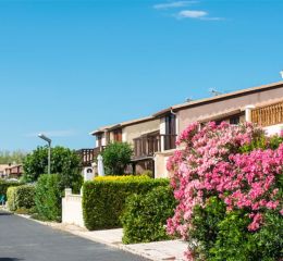 Quartier avec maisons de vacances fleuries à Portiragnes Plage