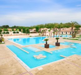 Large swimming pool with sun loungers at the Résidence Les Tamaris & Les Portes du Soleil