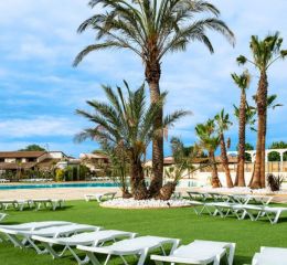 Relaxation area with sun loungers around the pool at the Résidence Les Tamaris & Les Portes du Soleil