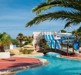 Espace aquatique avec piscine et toboggan triple pistes au village vacances Les Mûriers à Vendres-plage