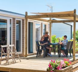 Chalet luxe en bois avec terrasse extérieur pour 4 personnes au village vacances les Mûriers