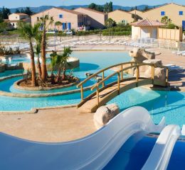 Piscine extérieure avec toboggans deux pistes dans la résidence le clos des oliviers