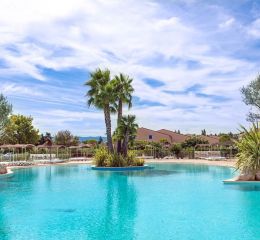 Grande piscine extérieure avec transats au sein de la résidence le clos des oliviers