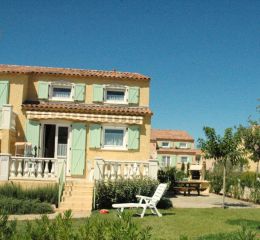 Façade d’une maison en duplex dans la résidence le clos des oliviers