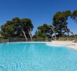 Grande piscine extérieure avec coin pataugeoire à la résidence Provence country club