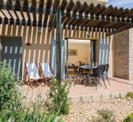 View from the golf course onto the furnished terrace of an accommodation unit at the Provence Country Club residence