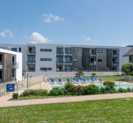 Exterior view of the Fleur de Sel residence with indoor swimming pool in Guidel