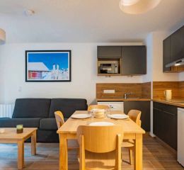 Séjour avec coin salon et salle à manger dans un appartement 2 pièces de la résidence Arya Living Stone