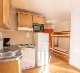 Cuisine équipée et ouverte sur l'espace salon dans les logements de la résidence Les Bottières à Saint-Pancrace