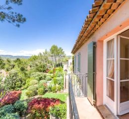 Open balcony with views of the Var countryside in a hamlet house at Domaine de Saint-Endréol Golf & Spa Resort in La Motte-en-Provence