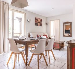 Coin repas avec table et chaises pour toute la famille dans les appartements du Domaine des Rois à Bergheim