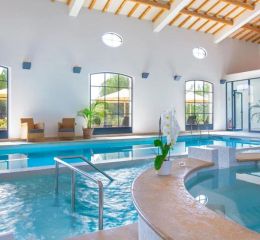 Whirlpool baths inside the 2,000 m² spa at Domaine de Saint-Endréol Golf & Spa Resort in La Motte-en-Provence natural holidays