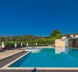 Piscine inférieure du Domaine de  Camiole avec transats et fontaine