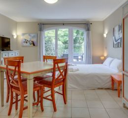 Studio pour deux personnes avec séjour et lit en fond au Domaine de Camiole