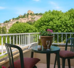 Superbe vue depuis le balcon des logements sur le village classé à la résidence Le Hameau des Sources Montbrun-les-Bains