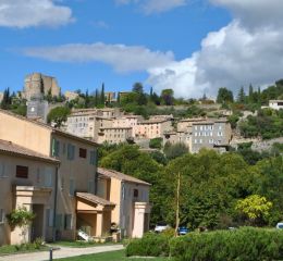 Le Hameau des Sources, une résidence qui vous accueille au pied du village perché de Montbrun-les-Bains