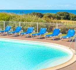 Piscine extérieure chauffée avec transat et située face à la mer à la résidence l'Estran aux Sables-d'Olonne