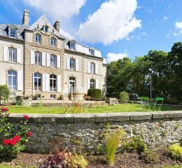 Reception area of the Domaine de la Baie in Audierne, set in a château with a flower-filled parterre