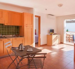 Cuisine spacieuse ouverte sur le salon dans l'un des appartements de la résidence Sognu Di Rena à Moriani-Plage