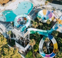 Complexe aquatique énorme au Camping Tropicana avec toboggans à spirales et piscines chauffées